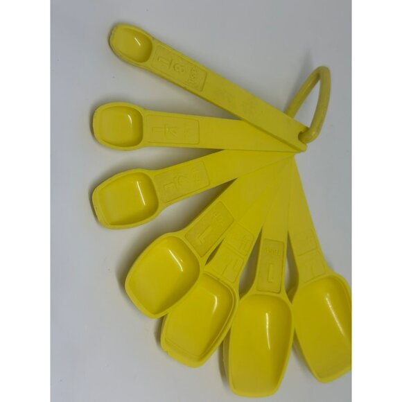 Vtg Tupperware Yellow Measuring Spoon Set of 7 Tsp TBSP Retro Kitchen READ - Picture 3 of 6